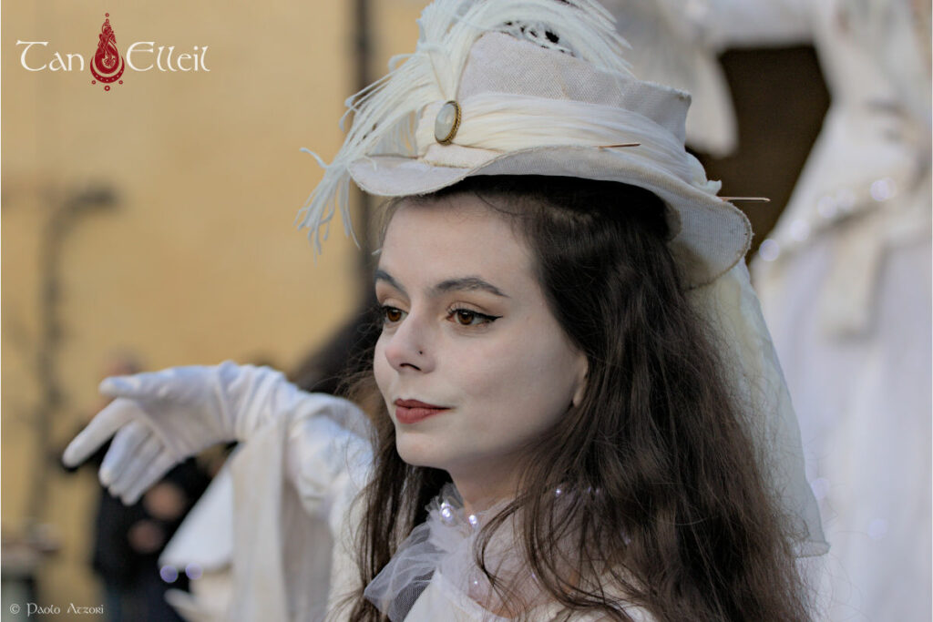 Le maquillage de la déambulation musicale avec échassiers blanc lumineux