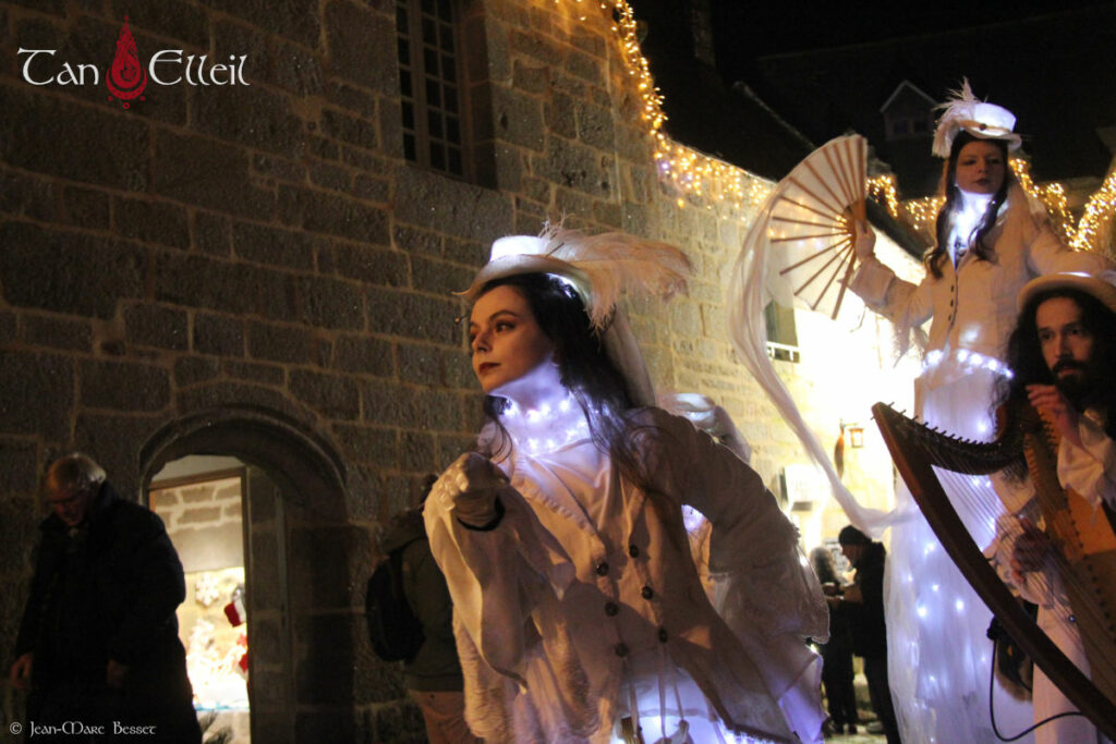 Les costumes de la déambulation musicale avec échassiers blanc lumineux