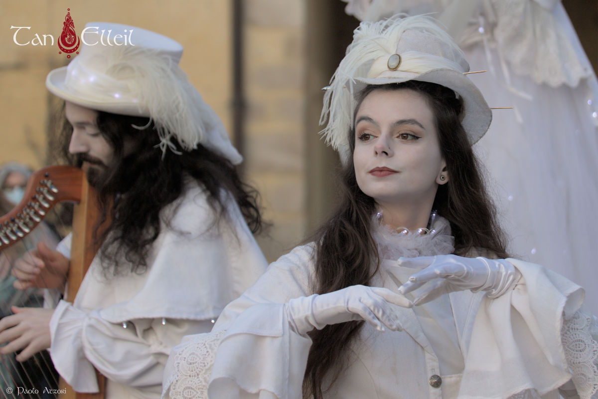 tan-elleil-faltazi-echassiers-blanc-lumineux6 La danseuse de la déambulation musicale avec échassiers blanc lumineux