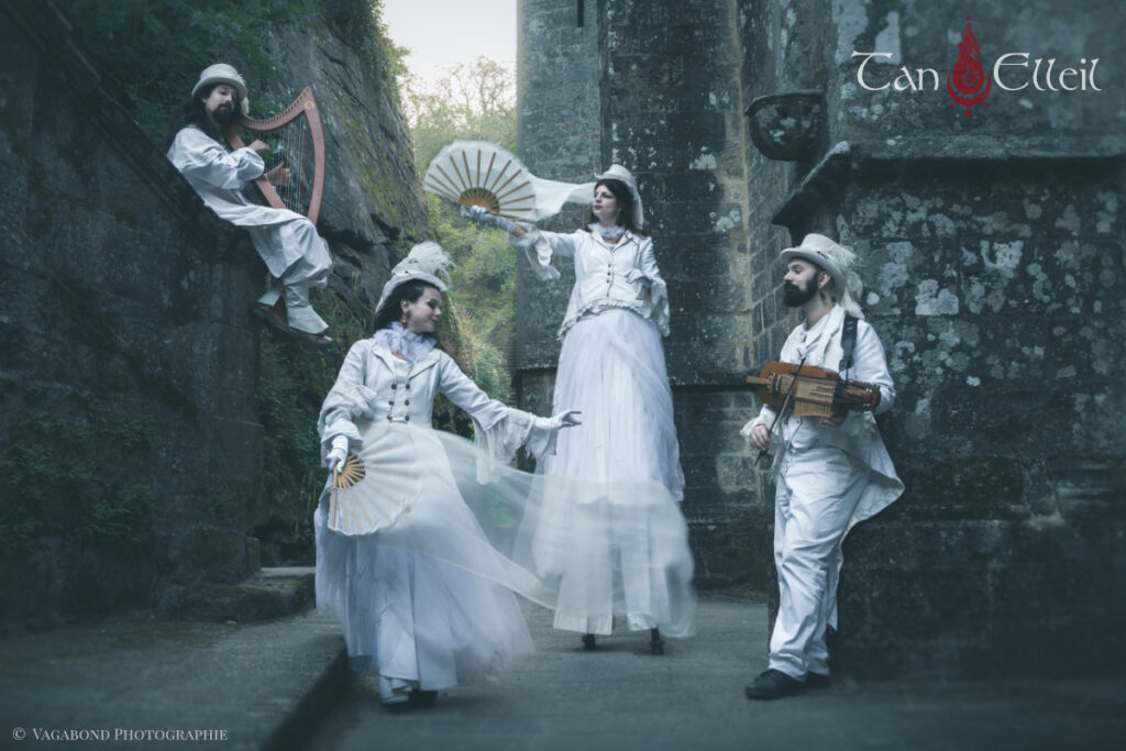 Les artistes de la déambulation musicale avec échassiers blanc lumineux