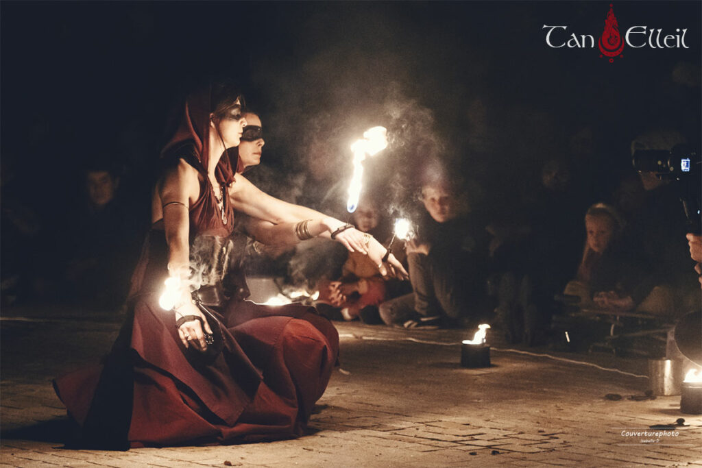 Chorégraphie aux mains de feu du spectacle de feu médiéval fantastique