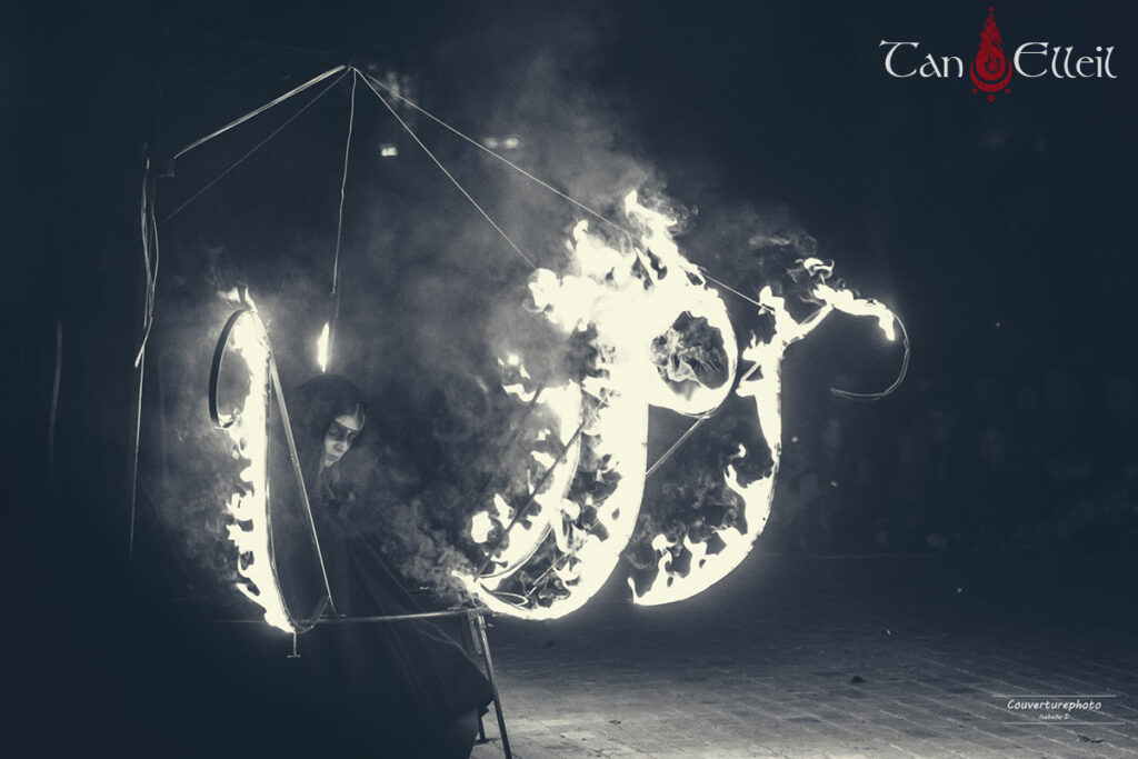 Structure enflammée du spectacle de feu médiéval fantastique