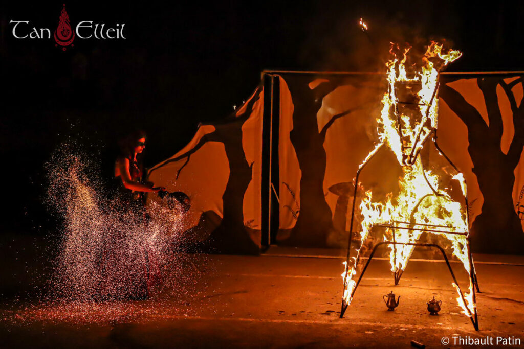 Effet pyrotechnique du spectacle de feu médiéval fantastique