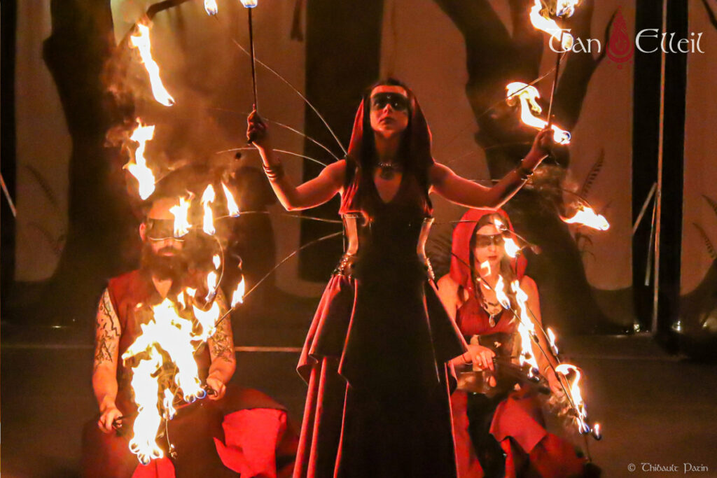 Fée de feu du spectacle de feu médiéval fantastique
