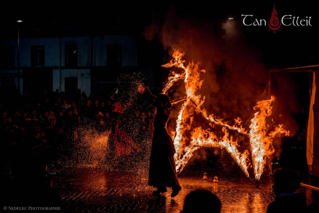 chorégraphie autour de la structure enflammée du spectacle de feu médiéval fantastique
