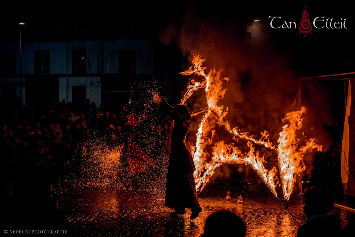 tan-elleil-flammes-ephemeres-spectacle-de-feu-fantastique-medieval2 chorégraphie autour de la structure enflammée du spectacle de feu médiéval fantastique
