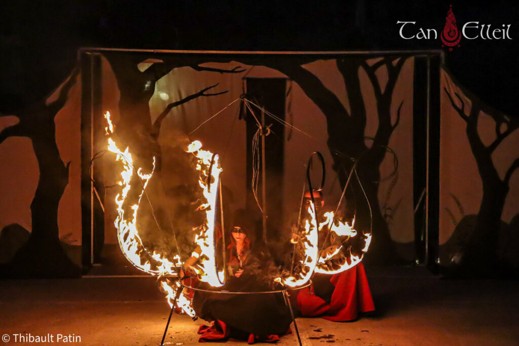 Structure enflammée du spectacle de feu médiéval fantastique