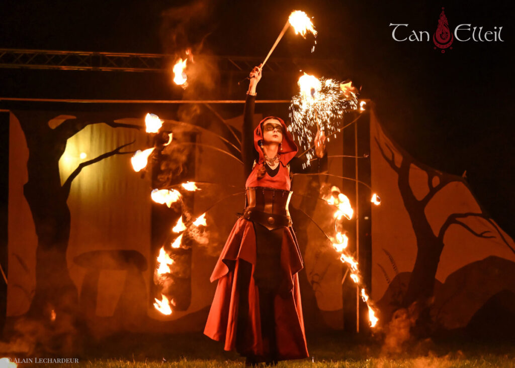 La fée du spectacle de feu médiéval fantastique