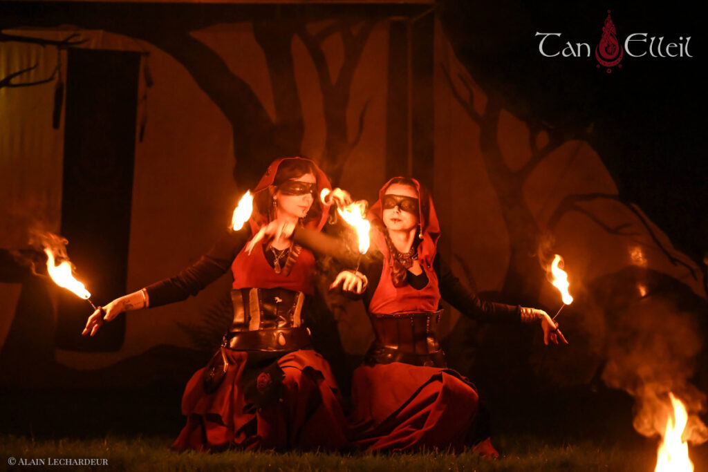 Chorégraphie aux mains de feu du spectacle de feu médiéval fantastique