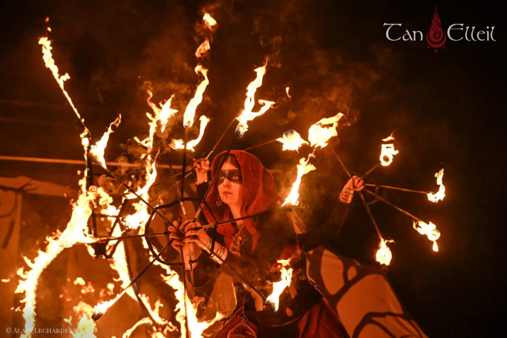 chorégraphie aux éventails de feu du spectacle de feu médiéval fantastique