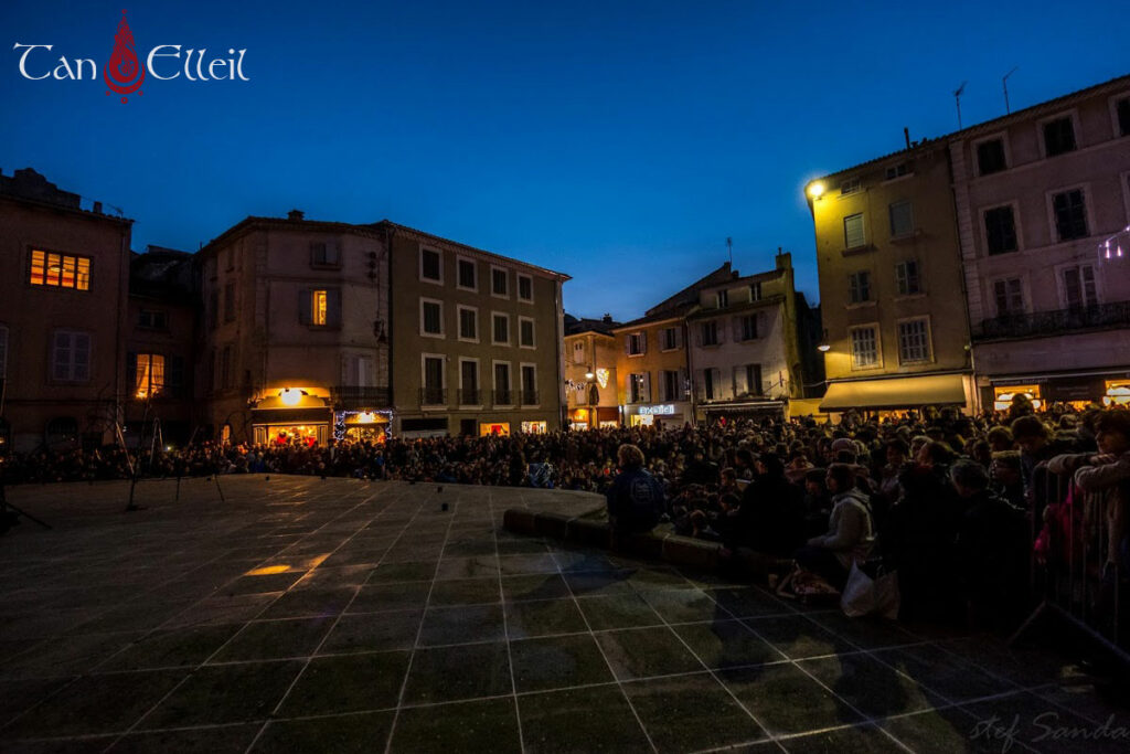 Le public nombreux du spectacle de feu médiéval fantastique